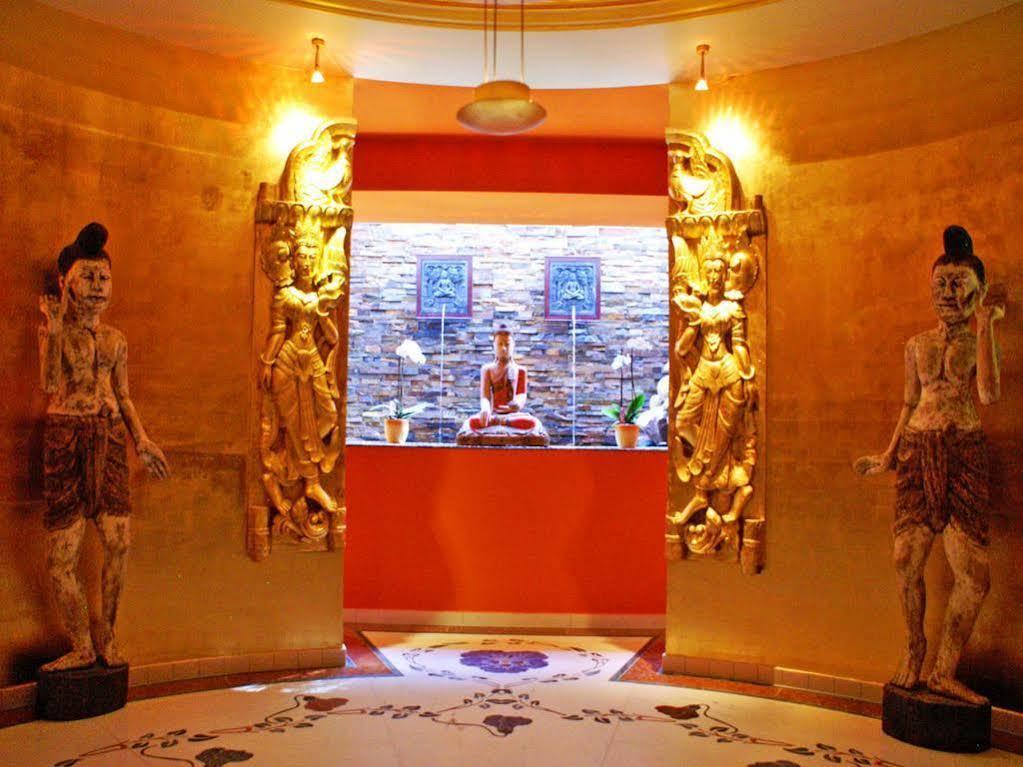Grand Hotel בינץ מראה חיצוני תמונה The bar at the entrance of the nightclub