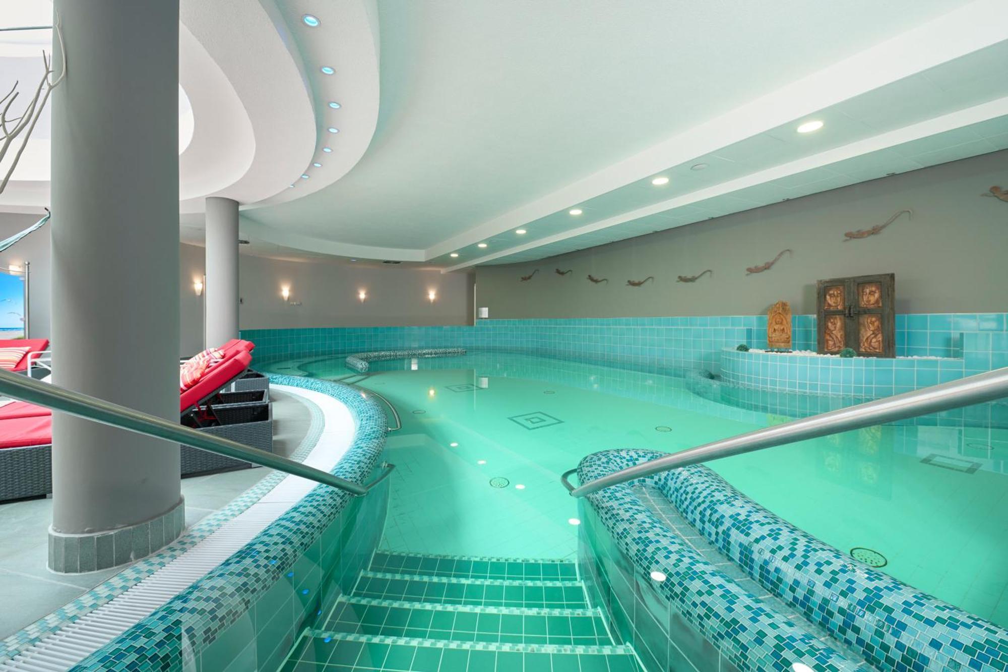Grand Hotel בינץ מראה חיצוני תמונה The swimming pool at the hotel
