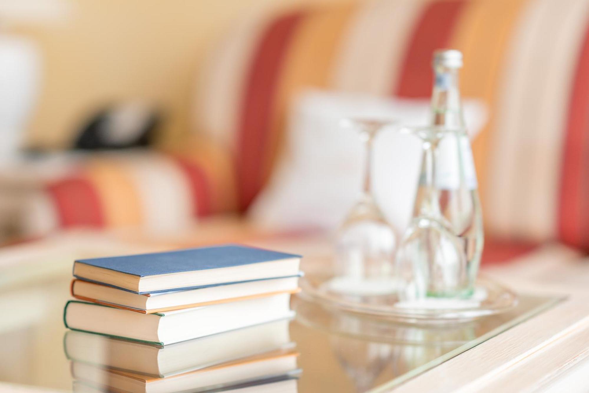 Grand Hotel בינץ מראה חיצוני תמונה A stack of books