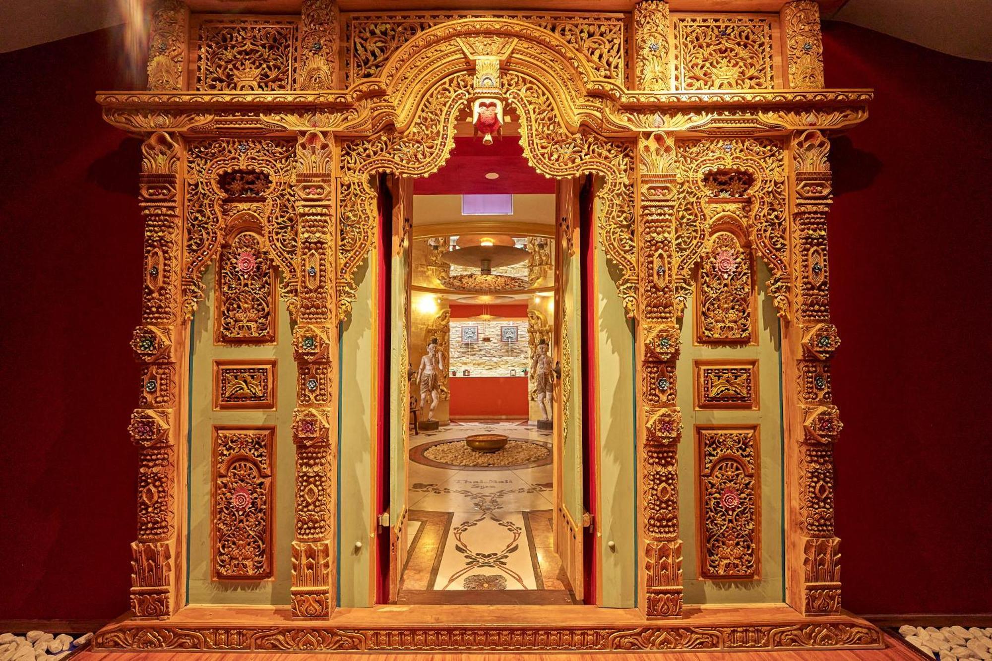 Grand Hotel בינץ מראה חיצוני תמונה The shrine housing the Buddha's relics