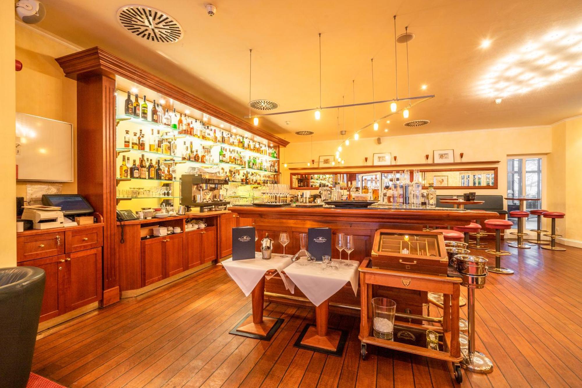 Grand Hotel בינץ מראה חיצוני תמונה The bar at the Hotel de la Ville