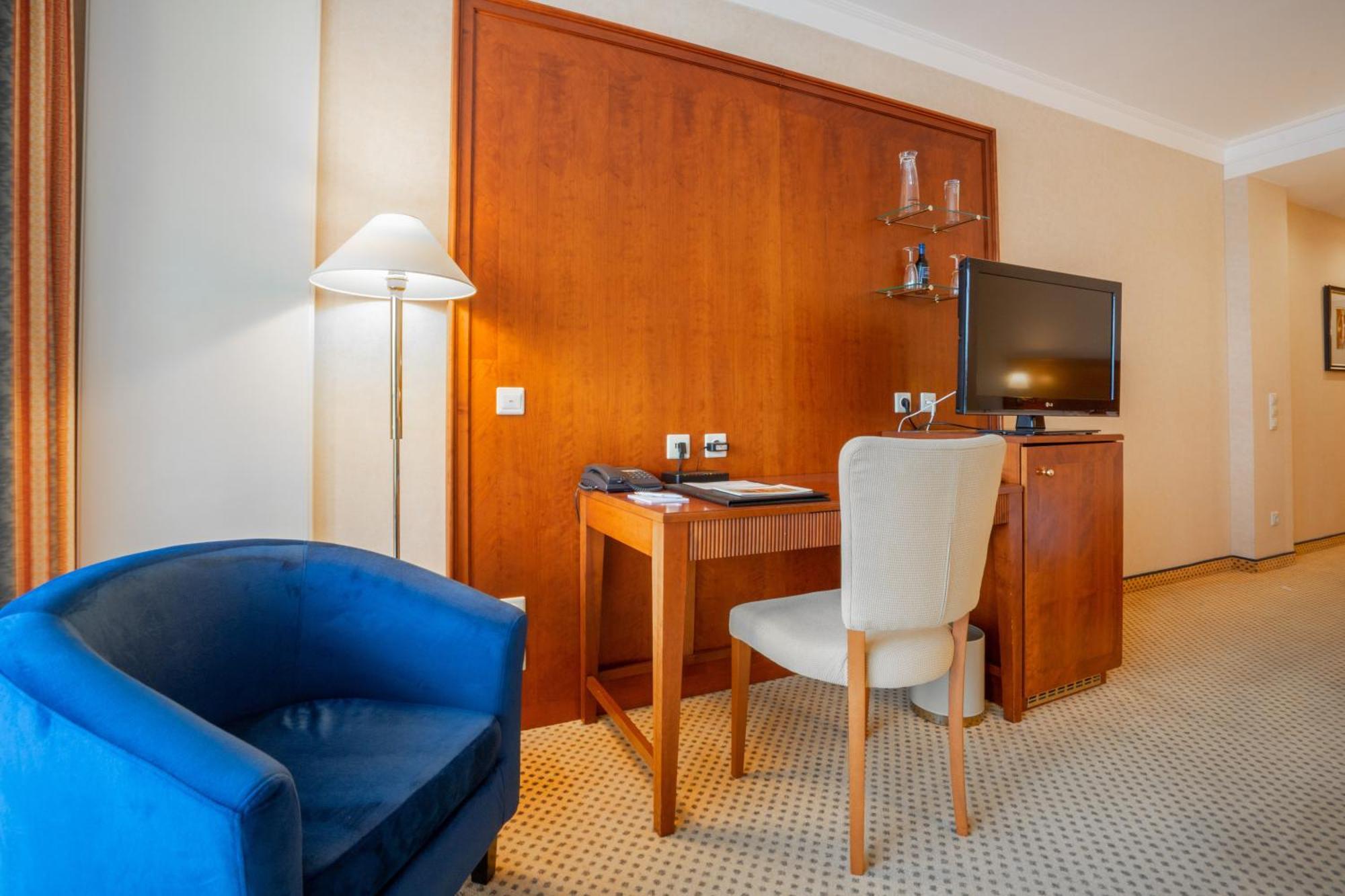 Grand Hotel בינץ מראה חיצוני תמונה A room at the hotel