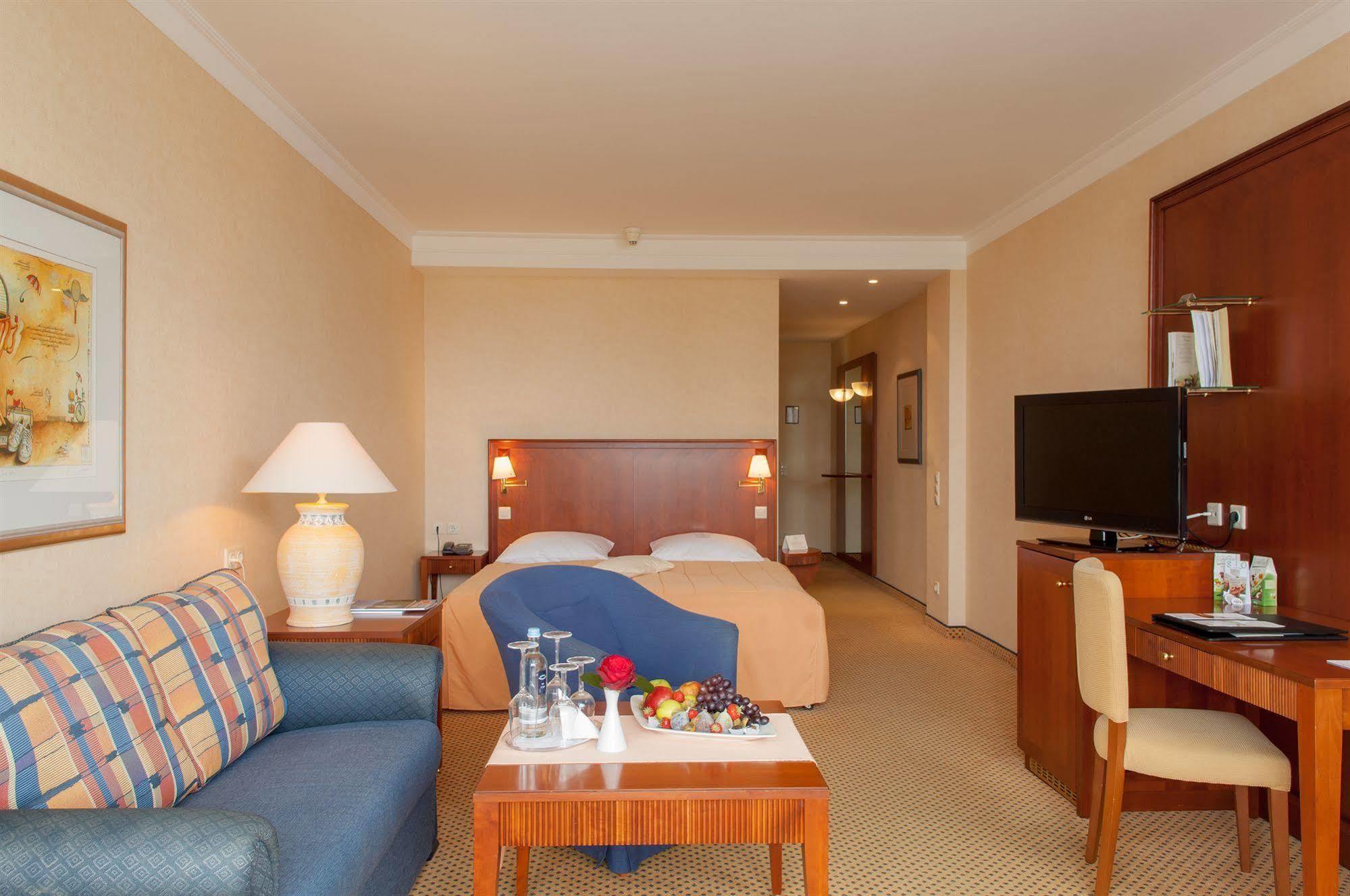 Grand Hotel בינץ מראה חיצוני תמונה A typical hotel room