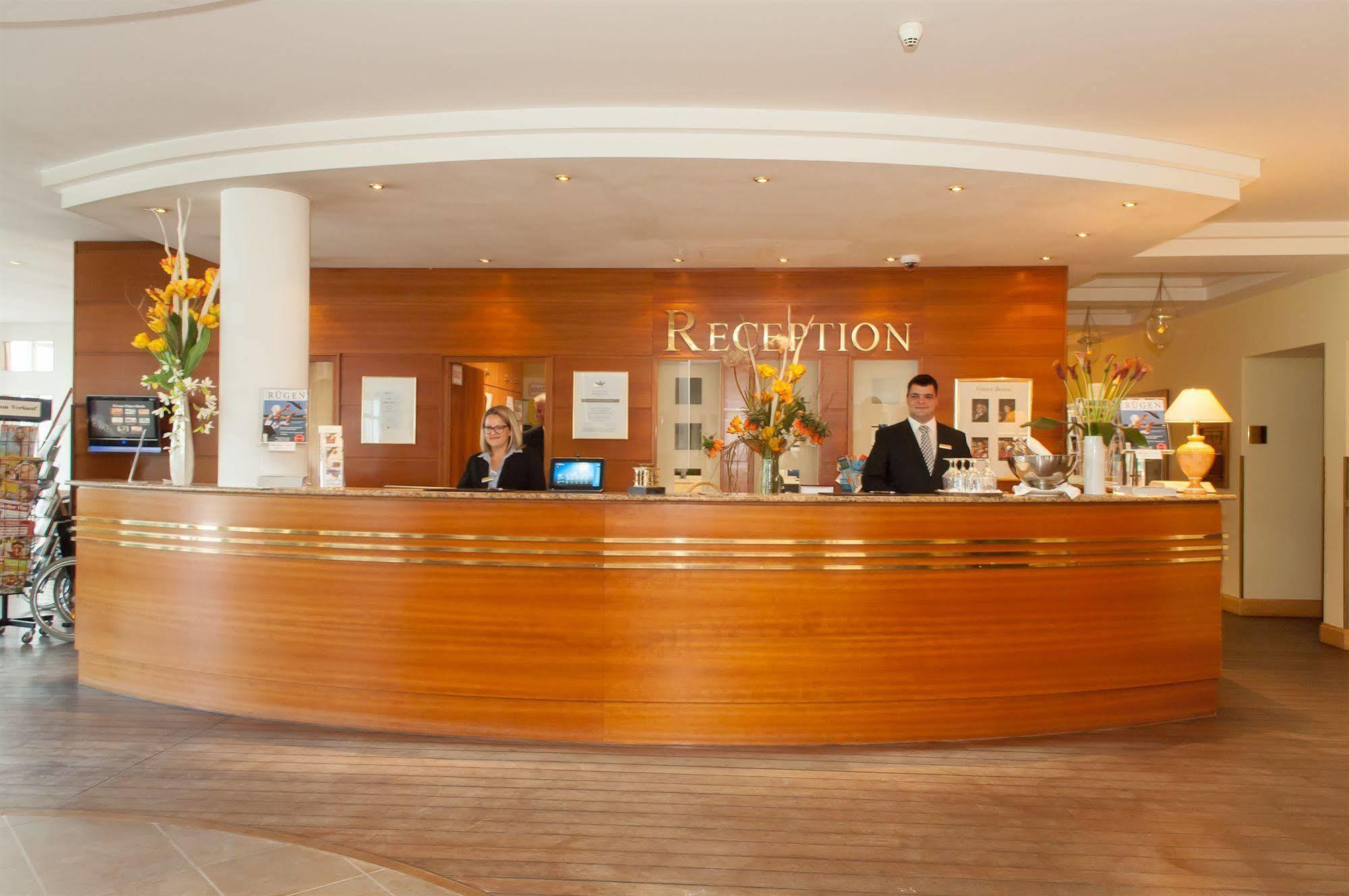 Grand Hotel בינץ מראה חיצוני תמונה Reception desk at a hotel