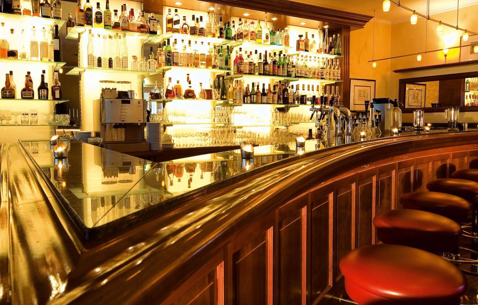 Grand Hotel בינץ מראה חיצוני תמונה The bar at the 21 Club