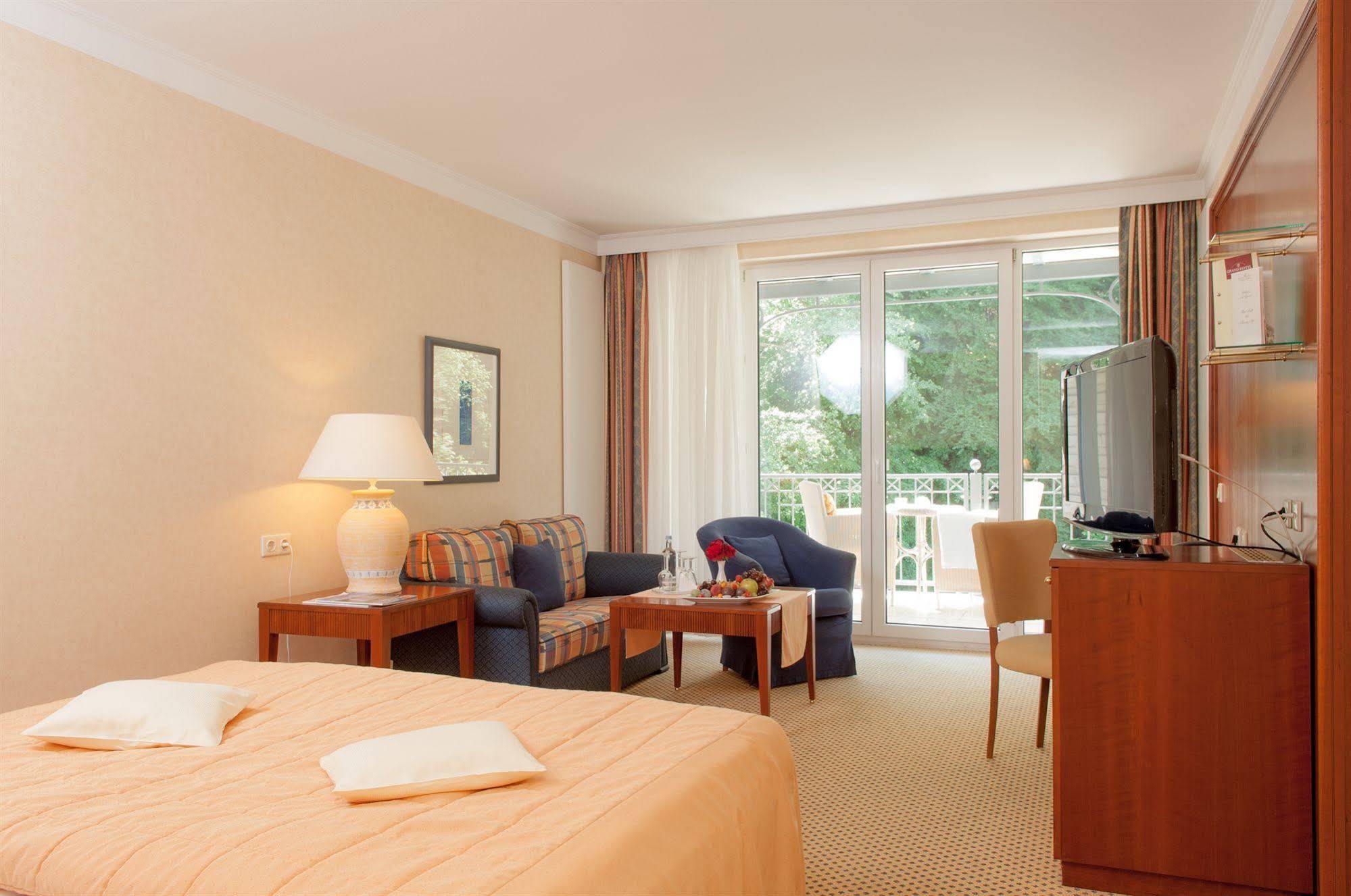 Grand Hotel בינץ מראה חיצוני תמונה A typical hotel room